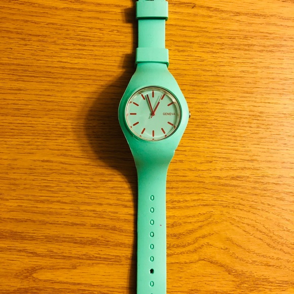 Green elastic band watch - Picture 3 of 4